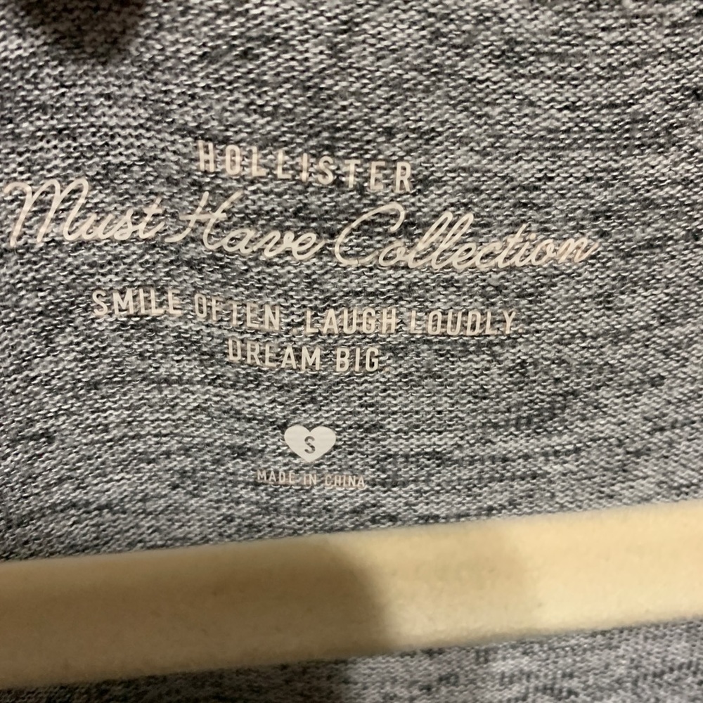 Hollister open shoulder long sleeve top. Like new very comfy size small